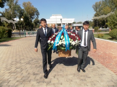 ДАВЛАТ ВЕТЕРИНАРИЯ ҚЎМИТАСИ ЖАМОАСИ МУСТАҚИЛЛИК ВА ЭЗГУЛИК МОНУМЕНТИ ПОЙИГА ГУЛЧАМБАР ҚЎЙДИ